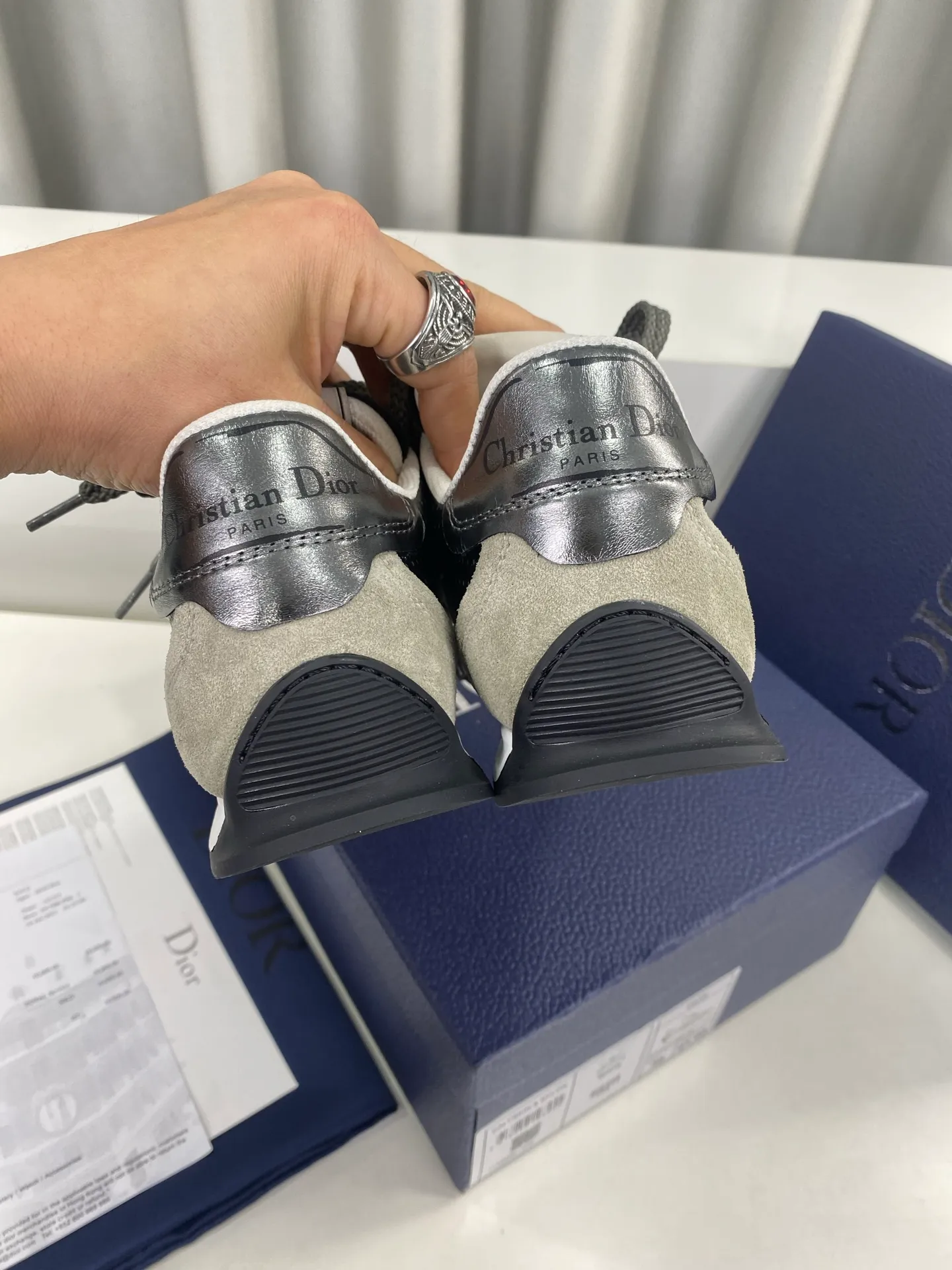 💕💕Factory direct selling price p560💕💕 Men's size +10 Dior Dior D-Sketch series graffiti moral shoes casual sports shoes ☑️ D-Sketch sports shoes made a wonderful appearance at the Dior 2025 spring and summer ready-to-wear series show, highlighting the classic retro aesthetics. Crafted from white nylon and calf leather, it's finished with a printed logo inspired by the shoe's production stages, with beige suede calf leather panels and double laces. A handwritten Christian Dior Paris signature adorns the sides, while a Christian Dior Paris signature panel and plaque adorn the heel and tongue. Paired with two-color thin rubber soles, they are more refined and can add high-end temperament to various casual looks. Exquisite packaging at the delivery counter🛍📦 ▪️Fabric: Original customized cowhide/graffiti ▪️Inner foot pads: Breathable mesh ▪️Sole: Original molded non-slip rubber outsole ▪️Sole thickness: 2CM ▪️Size: 35-45 (45 for women and 45 for men, customization is not returnable)
